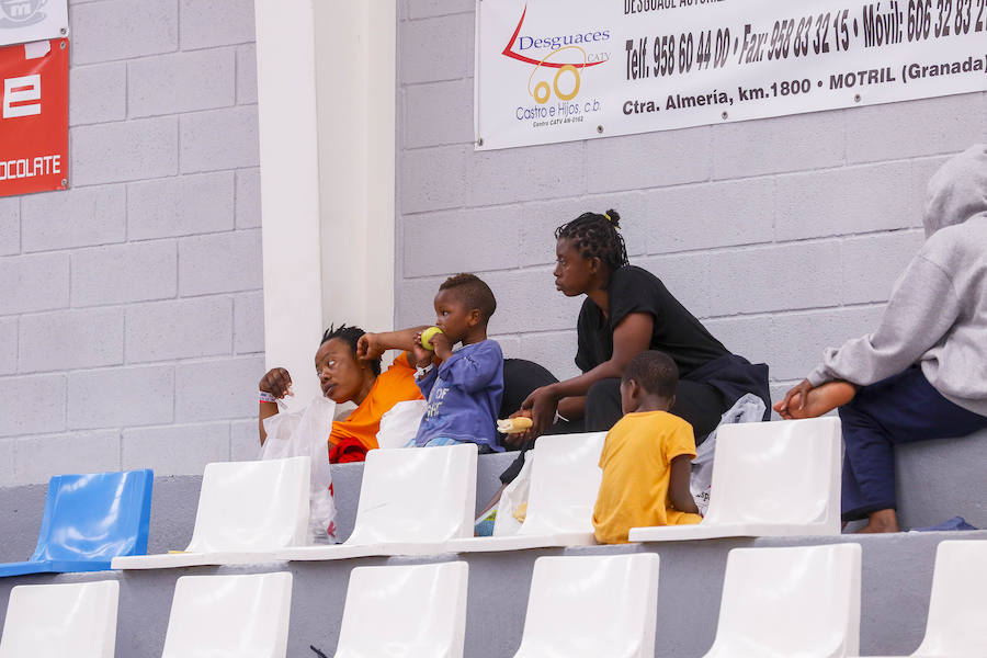 El viernes por la tarde quedaron en libertad los 132 inmigrantes, entre ellos varios menores, que llegaron a Motril en tres pateras el pasado martes. Antes de abandonar el pabellón donde fueron alojados, se vivieron emotivos momentos de alegria y despedida. 