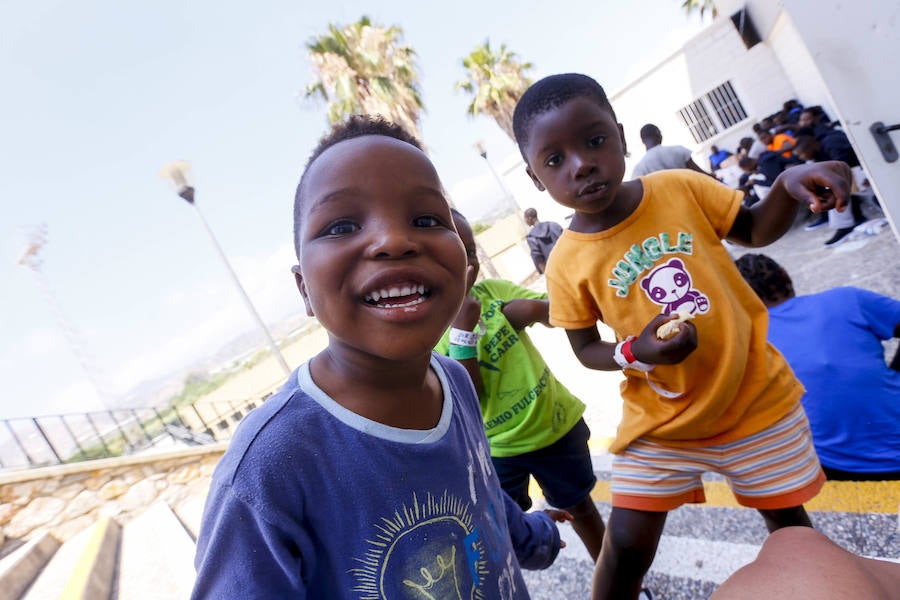 El viernes por la tarde quedaron en libertad los 132 inmigrantes, entre ellos varios menores, que llegaron a Motril en tres pateras el pasado martes. Antes de abandonar el pabellón donde fueron alojados, se vivieron emotivos momentos de alegria y despedida. 