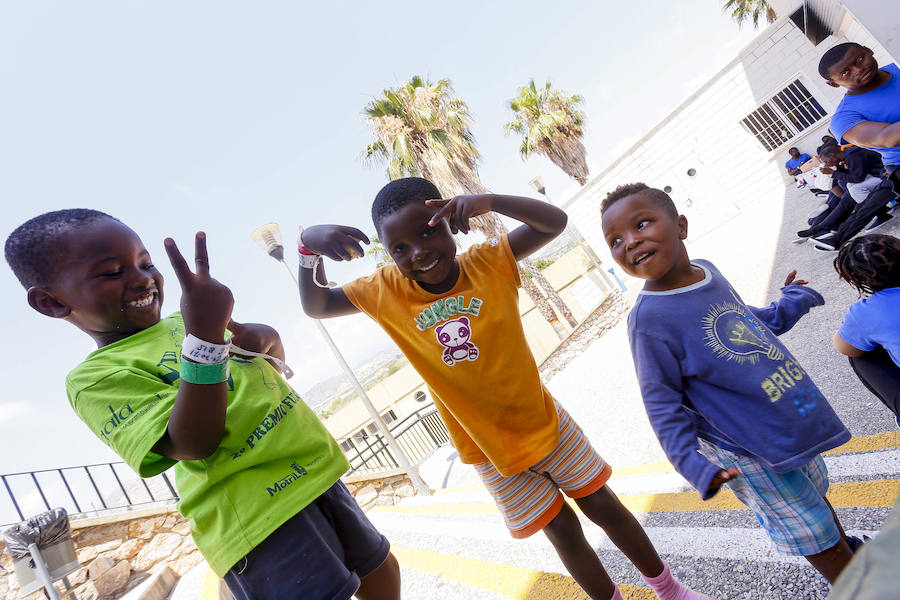 El viernes por la tarde quedaron en libertad los 132 inmigrantes, entre ellos varios menores, que llegaron a Motril en tres pateras el pasado martes. Antes de abandonar el pabellón donde fueron alojados, se vivieron emotivos momentos de alegria y despedida. 