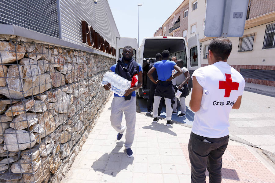 El viernes por la tarde quedaron en libertad los 132 inmigrantes, entre ellos varios menores, que llegaron a Motril en tres pateras el pasado martes. Antes de abandonar el pabellón donde fueron alojados, se vivieron emotivos momentos de alegria y despedida. 