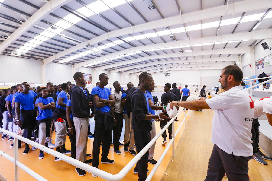 El viernes por la tarde quedaron en libertad los 132 inmigrantes, entre ellos varios menores, que llegaron a Motril en tres pateras el pasado martes. Antes de abandonar el pabellón donde fueron alojados, se vivieron emotivos momentos de alegria y despedida. 