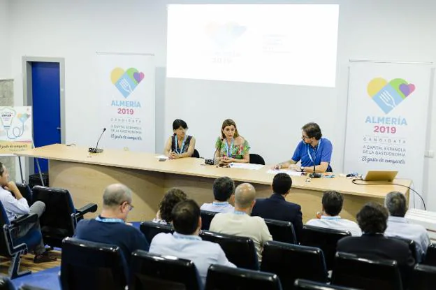María Ángeles Cayuela, Carolina Lafita y David Baños durante la sesión de trabajo del foro. 