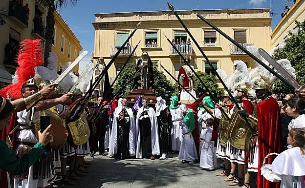 La Virgen de los Dolores, Nuestro Padre Jesús Nazareno, la Verónica y San Juan Evangelista en el tradicional «Paso» que concluye en la plaza de la Constitución.