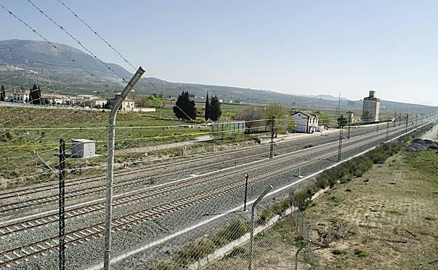 Vías del AVE, a su paso por la antigua estación de ferrocarril de Íllora. 