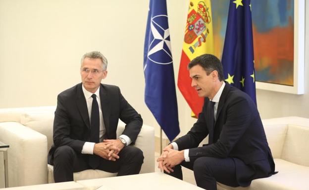 Pedro Sánchez recibe al secretario general de la OTAN, Jens Stoltenberg, en la Moncloa.