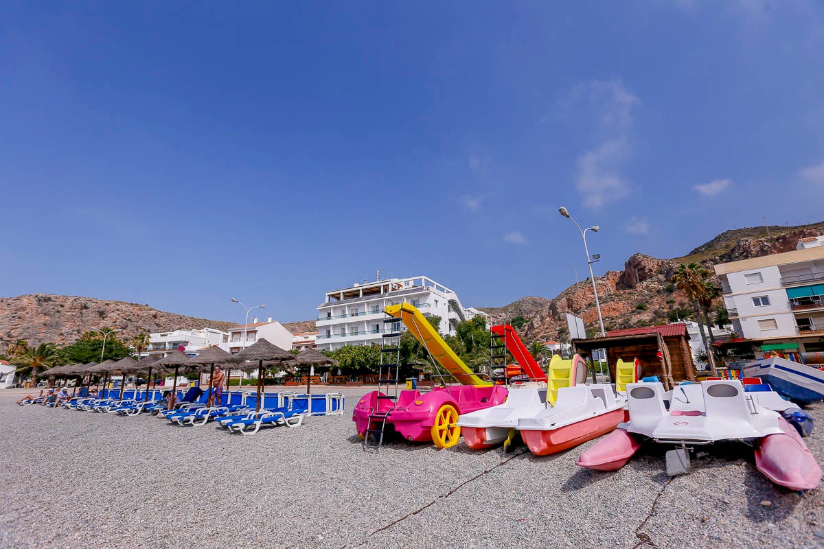 Servicio de alquiler de hamacas, patines y piraguas