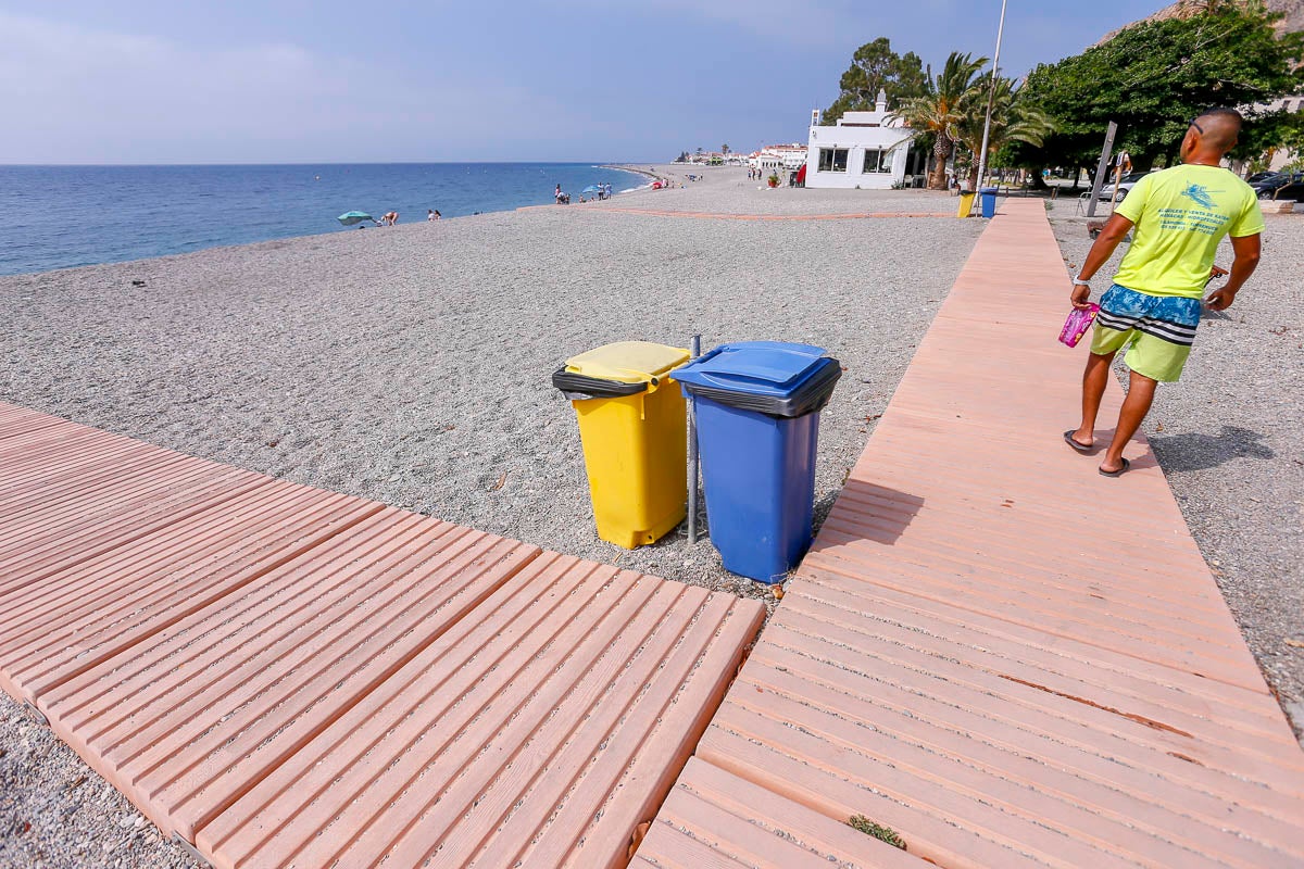 Los servicios de limpiezan están distribuídos en cada pasarela de la playa.
