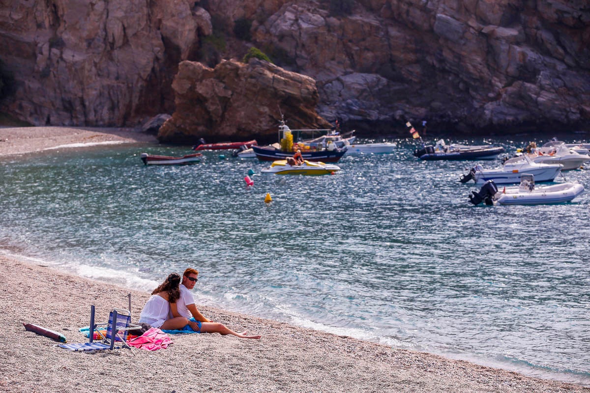 Calahonda cuenta con una de las mejores playas de la Costa Tropical compuesta principalmente por arena. Los servicos de limpieza están en perfectas condiciones lo que hacen que cada uno de los servicios sean óptimos. Cuenta con acceso para discapacitados, con zonas de juegos infantil e incluso con servicios de alquiler; donde los tuiristas podrán disfrutar de hamacas, piraguas y patines. Además, tiene númerosas duchas por toda la playa conectadas a la zona de baño con pasarelas de madera. Y en gastronomía también Calahonda es puntera, pues tiene varios chiringuitos cerca del paseo marítimo e incluso un hotel en primera línea de playa. Para los más curiosos también hay puntos de información en los que se pueden resolver todas las dudas y conocer todas las actividades veraniegas de la localidad. 