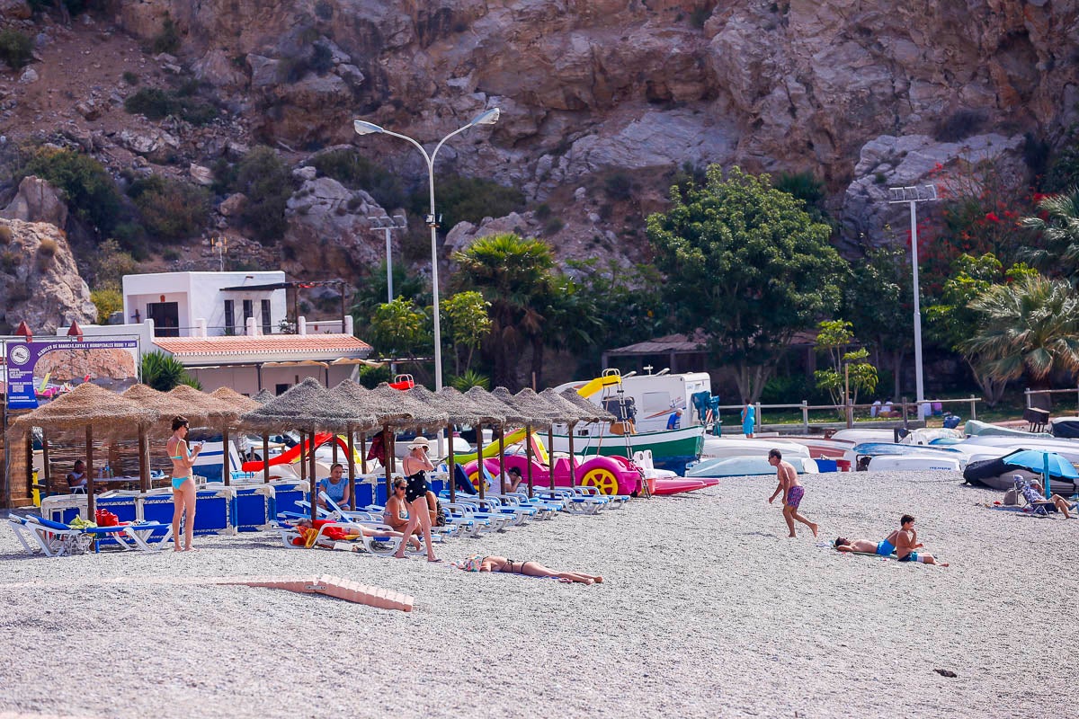 Zona. Alquileres. Bañistas disfrutando de un día de playa junto al embarcadero y a la zona de hamacas y patines. 