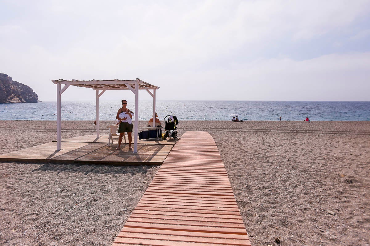 La playa dispone de númerosas áreas con sombra
