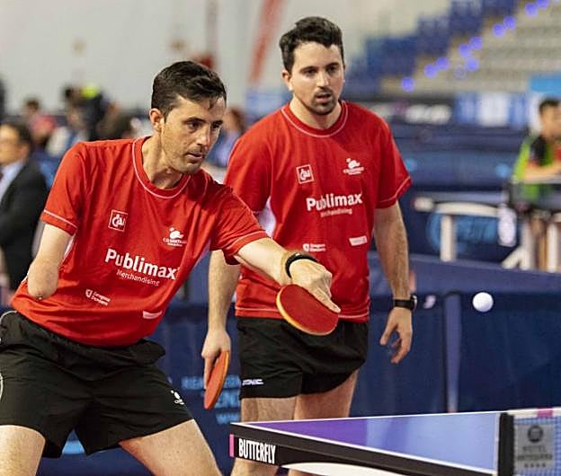 José Manuel Ruiz golpea la bola en un partido de dobles junto al maño Jorge Cardona.