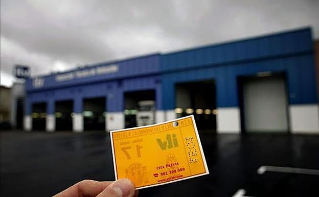 Si aparcas así puede que no pases la ITV: mira bien tu coche