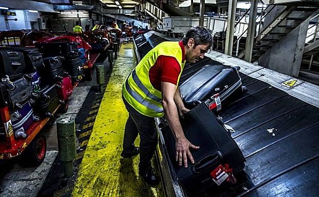 Trabajadores del aeropuerto de Loiu. 