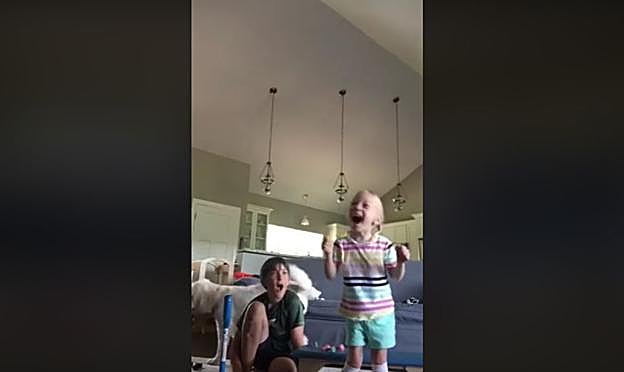Vídeo viral: La desbordante alegría de una niña de 4 años con parálisis cerebral al andar por primera vez
