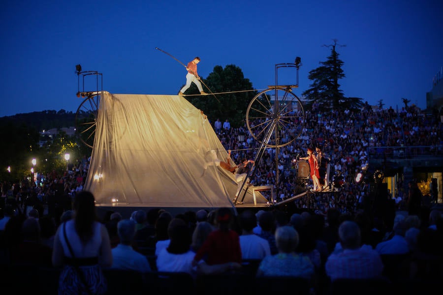 La compañía francesa deslumbró anoche en el FEX con su fusión de equilibrismo y música en la explanada del Palacio de Congresos 