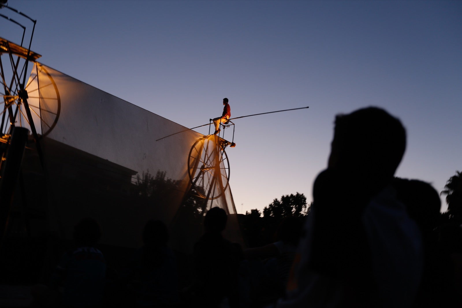 La compañía francesa deslumbró anoche en el FEX con su fusión de equilibrismo y música en la explanada del Palacio de Congresos 
