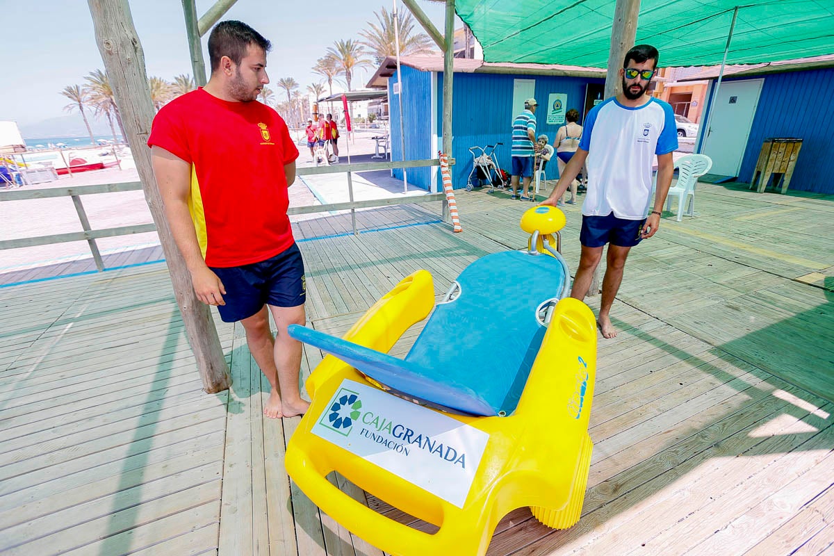 Torrenueva consigue cinco banderas Q de calidad por sus duchas adaptadas, baño social diario, reciclaje de basura y hasta pérgolas para ver los fantásticos atardeceres de la Costa Tropical. 