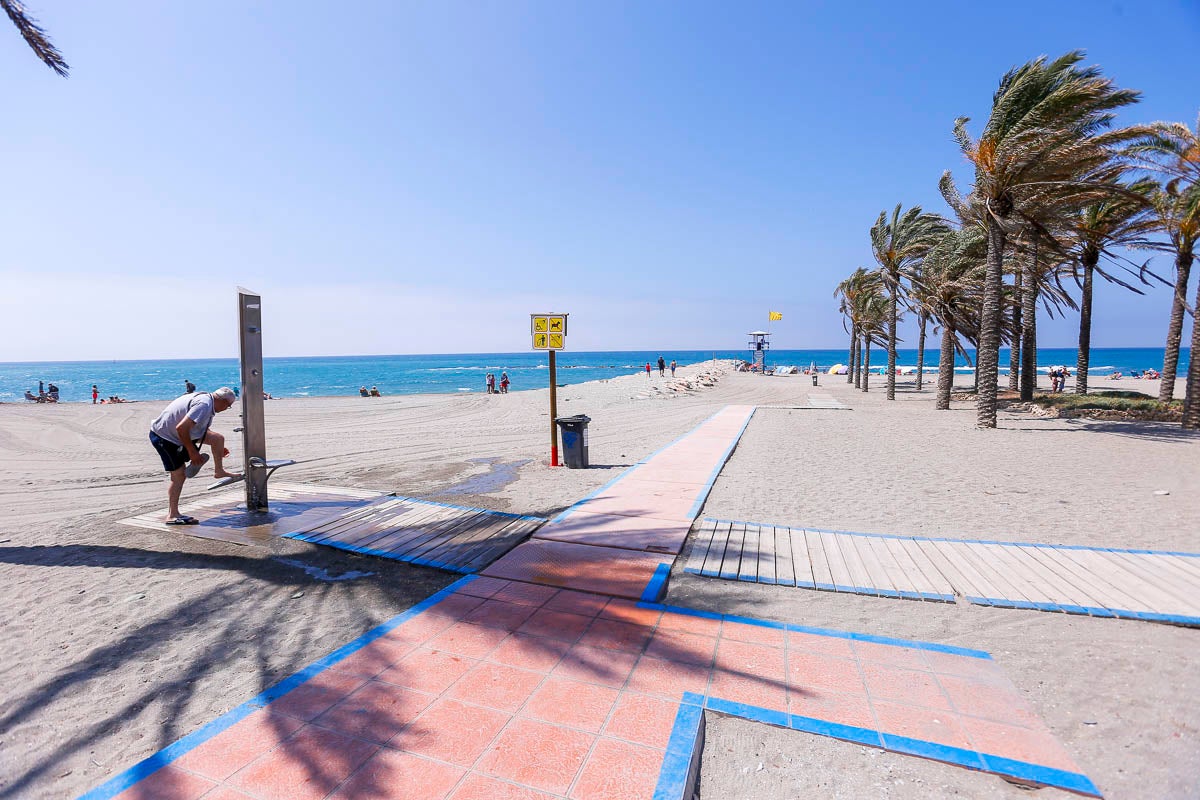 Torrenueva consigue cinco banderas Q de calidad por sus duchas adaptadas, baño social diario, reciclaje de basura y hasta pérgolas para ver los fantásticos atardeceres de la Costa Tropical. 