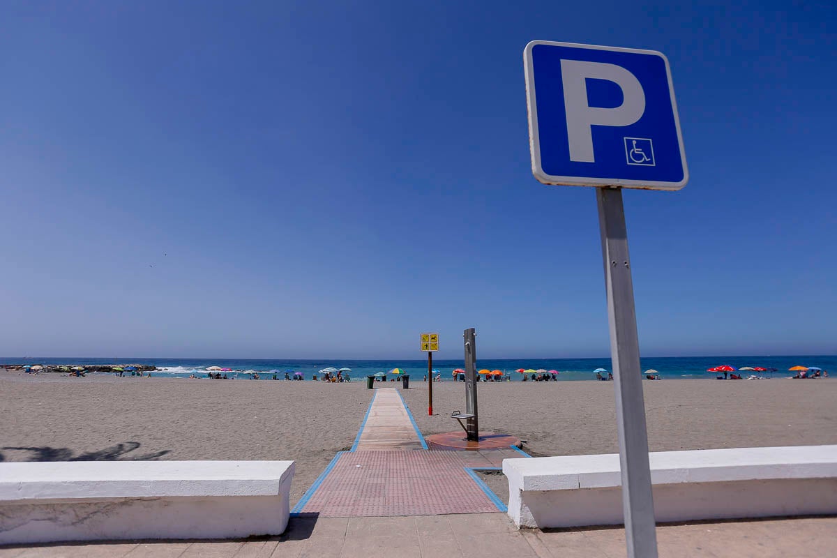 Torrenueva consigue cinco banderas Q de calidad por sus duchas adaptadas, baño social diario, reciclaje de basura y hasta pérgolas para ver los fantásticos atardeceres de la Costa Tropical. 
