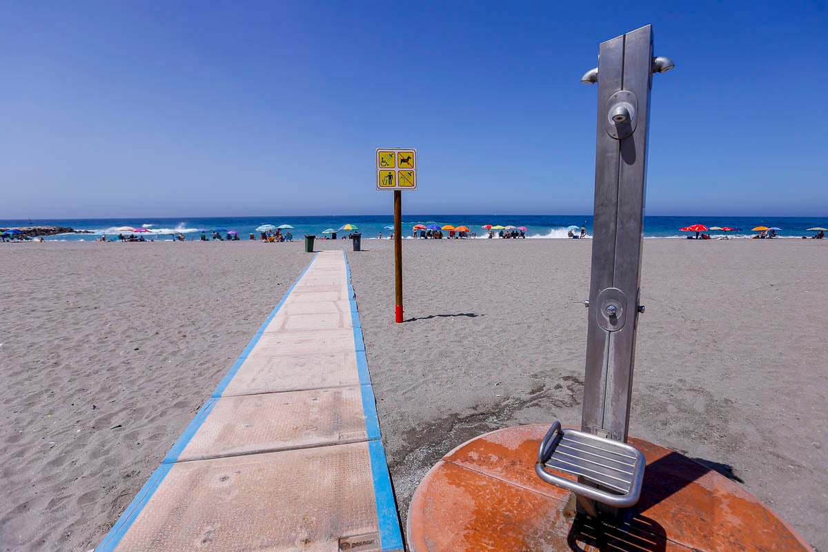 Torrenueva consigue cinco banderas Q de calidad por sus duchas adaptadas, baño social diario, reciclaje de basura y hasta pérgolas para ver los fantásticos atardeceres de la Costa Tropical. 