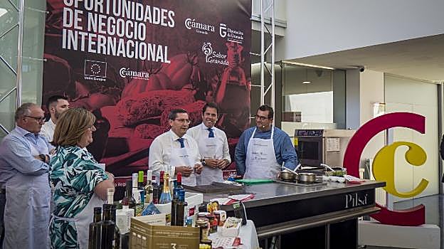 El chef Sergio Fernández (d), con Entrena (i) y Cuerva.
