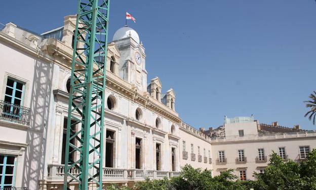 La fachada central del antiguo Ayuntamiento está rematada con yeso y escayola, materiales que aparecen en los dinteles o balaustradas y que se sustituirán. 