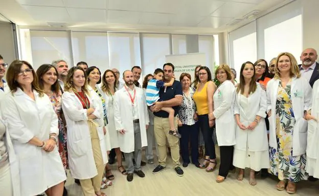 Cirujanos de Granada consiguen un hito al implantar un desfibrilador sin cables a un niño de 5 años con un tumor cardiaco