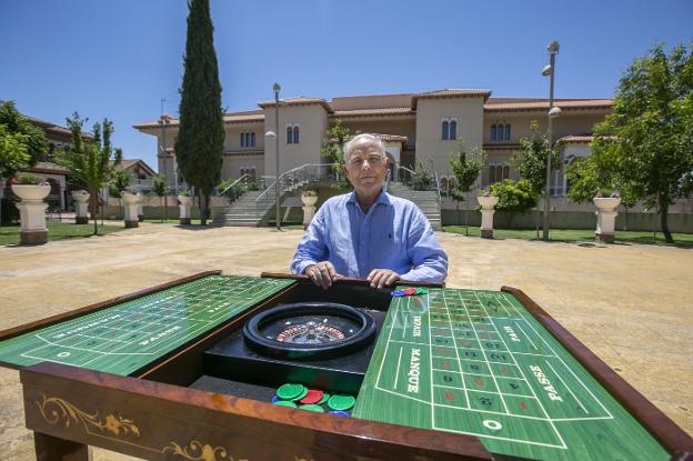 Gregorio López, frente al edificio que albergará el casino de Granada, en el término de Monachil. 