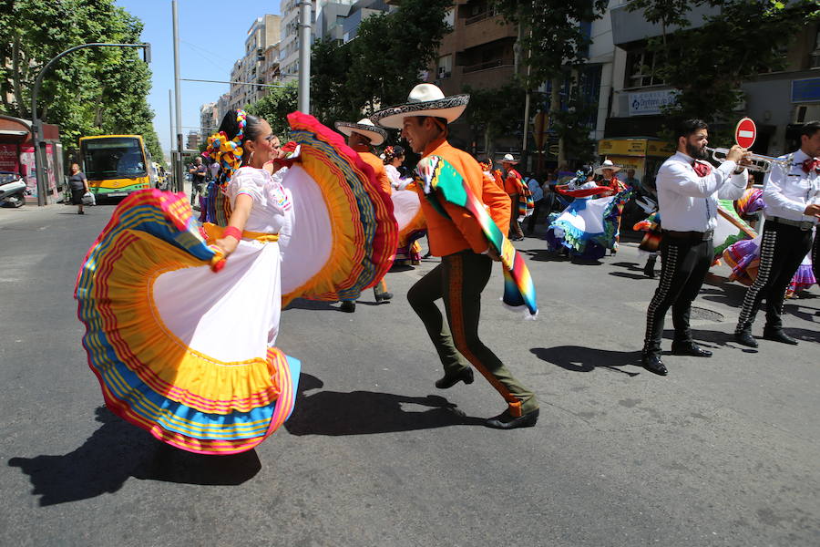 Decenas de curiosos siguieron de cerca los bailes y cánticos