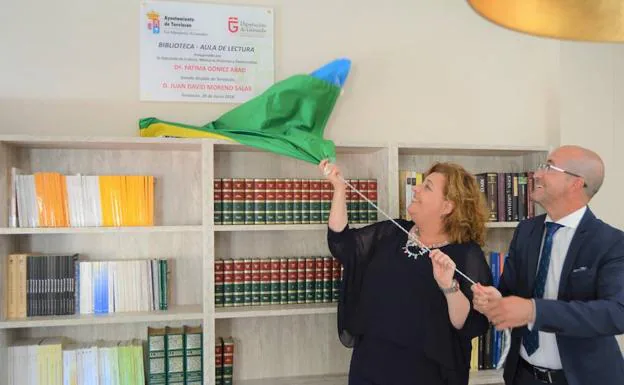 La diputada de Cultura, Memoria Histórica y Democrática, Fátima Gómez, y el alcalde de Torvizcón, Juan David Moreno, inaugurando la Biblioteca Municipal de Torvizcón.