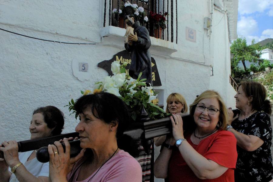 La Asociación 'Amigos de la Música' ha amenizado el festejo organizado por el sacerdote y colaborando el Ayuntamiento y los vecinos del municipio alpujarreño