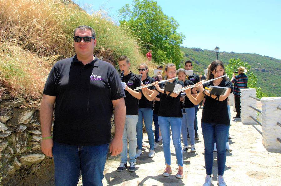 La Asociación 'Amigos de la Música' ha amenizado el festejo organizado por el sacerdote y colaborando el Ayuntamiento y los vecinos del municipio alpujarreño