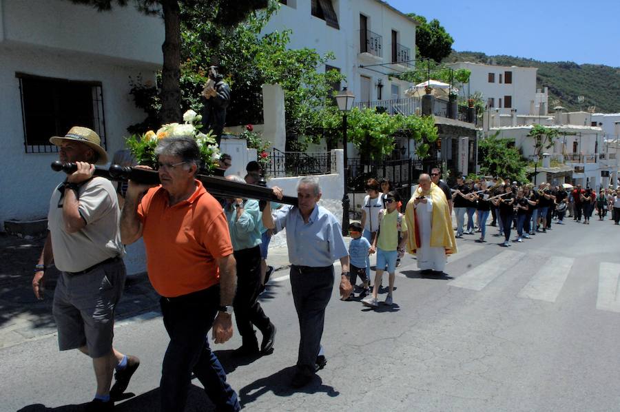 La Asociación 'Amigos de la Música' ha amenizado el festejo organizado por el sacerdote y colaborando el Ayuntamiento y los vecinos del municipio alpujarreño