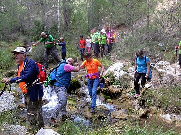 Senderistas ante la cascada de Guazalamanco, en Pozo Alcón. 