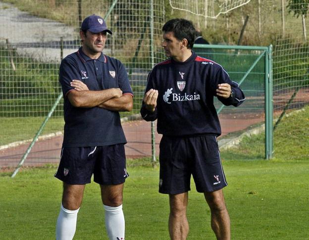 Iñaki Bergara, a la izquierda, junto a José Luis Mendilibar en el Athletic en 2005.