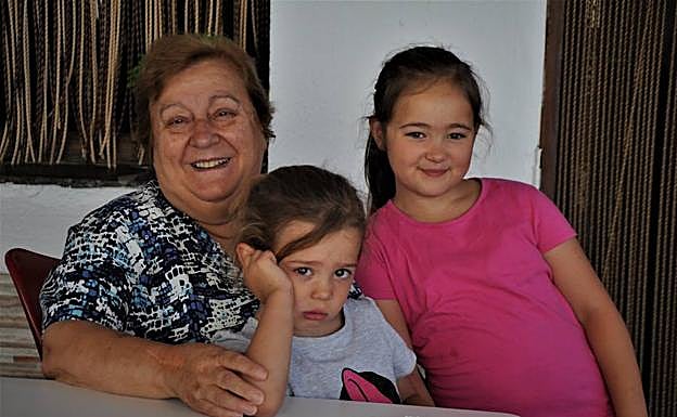 Una vecina de Capileira, Medalla al Mérito en el Trabajo tras ejercer de cocinera durante más de medio siglo