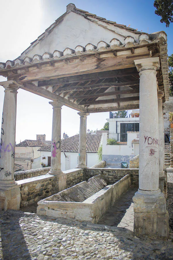 Por todos es conocida la belleza de Granada, sus fuentes, miradores y Cármenes, sus antiguos barrios como el Albaicín, considerado patrimonio de la humanidad, junto con la Alhambra y el Generalife. Además su maravilloso clima y diferentes propuestas paisajísticas, la hacen un lugar estupendo para visitar y, cómo no, para llevarte unas bonitas fotografías de los que tanto nos gusta compartir con nuestros amigos y familiares en las redes sociales. Pero entre tanta variedad, ¿qué lugares escogemos para que nuestros folowers se mueran de envidia?