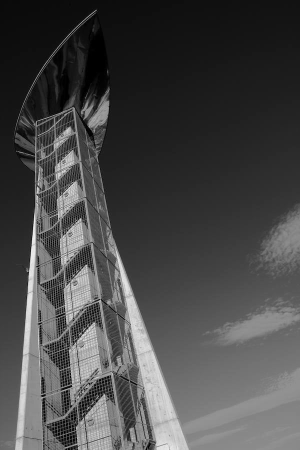 Por todos es conocida la belleza de Granada, sus fuentes, miradores y Cármenes, sus antiguos barrios como el Albaicín, considerado patrimonio de la humanidad, junto con la Alhambra y el Generalife. Además su maravilloso clima y diferentes propuestas paisajísticas, la hacen un lugar estupendo para visitar y, cómo no, para llevarte unas bonitas fotografías de los que tanto nos gusta compartir con nuestros amigos y familiares en las redes sociales. Pero entre tanta variedad, ¿qué lugares escogemos para que nuestros folowers se mueran de envidia?