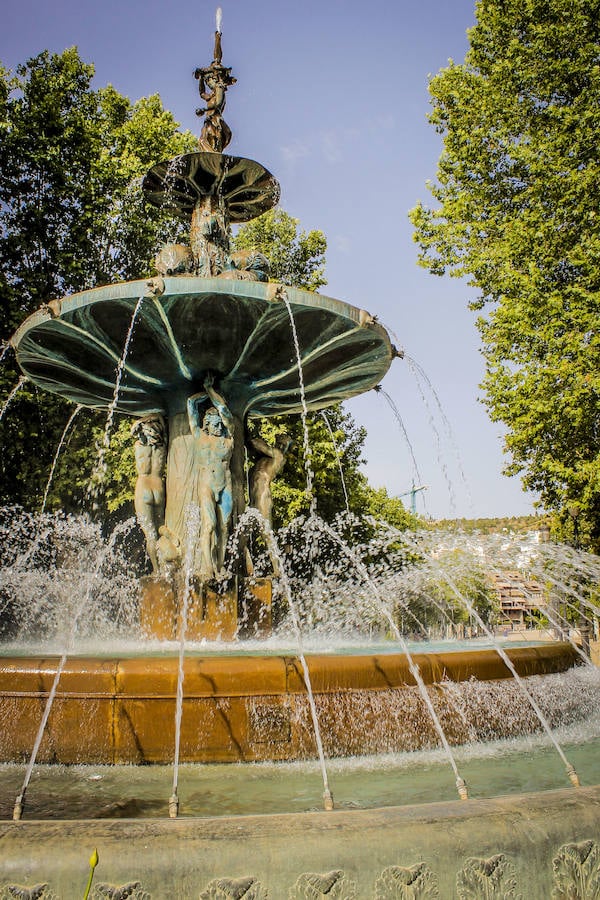 Por todos es conocida la belleza de Granada, sus fuentes, miradores y Cármenes, sus antiguos barrios como el Albaicín, considerado patrimonio de la humanidad, junto con la Alhambra y el Generalife. Además su maravilloso clima y diferentes propuestas paisajísticas, la hacen un lugar estupendo para visitar y, cómo no, para llevarte unas bonitas fotografías de los que tanto nos gusta compartir con nuestros amigos y familiares en las redes sociales. Pero entre tanta variedad, ¿qué lugares escogemos para que nuestros folowers se mueran de envidia?