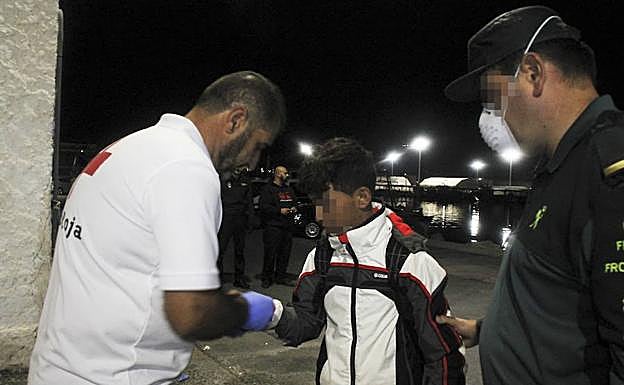 Imagen de archivo de la llegada de un menor no acompañado a un puerto de la costa andaluza.
