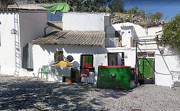 Vista de la instalación del bar ilegal que la Policía Local ha desmantelado en el Sacromonte.