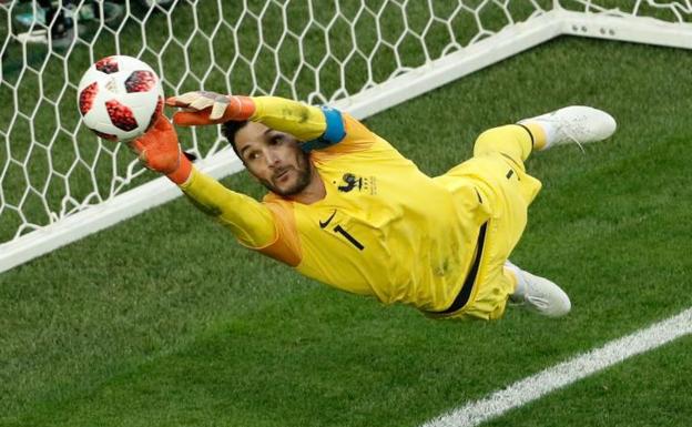 Lloris se estira para atajar un disparo belga. 