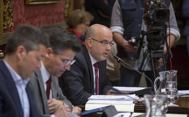 Raúl Fernández interviene en el Pleno del Ayuntamiento de Granada, en una imagen de archivo.