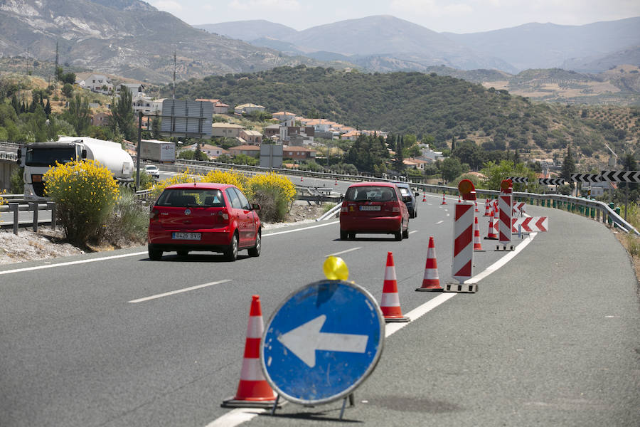 Este tramo permanece con un carril cortado en sendos sentidos.