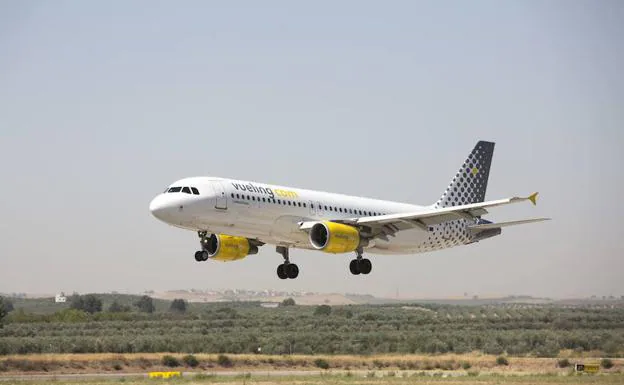 Avión aterrizando en el Aeropuerto de Granada 
