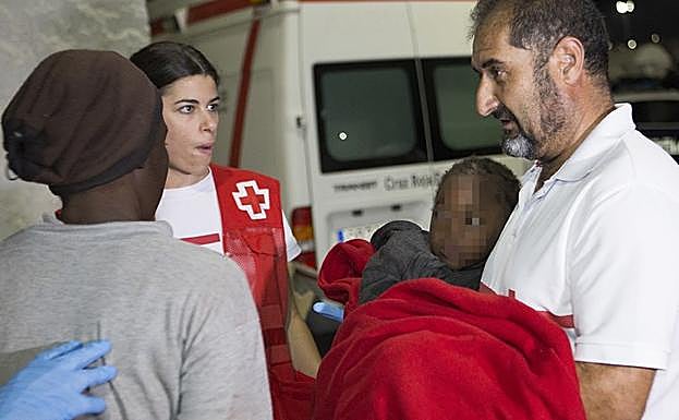 Llegan a Motril 116 personas rescatadas de dos pateras en aguas de Alborán