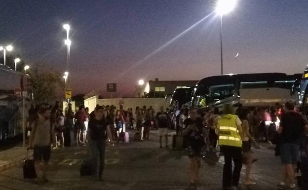 Decenas de usuarios, en el exterior del aeropuerto de Granada. 