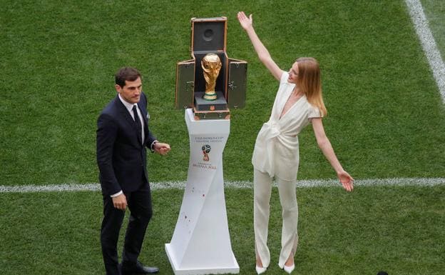 Natalia Vodiánova, junto a Iker Casillas, durante la ceremonia de apertura del Mundial. 