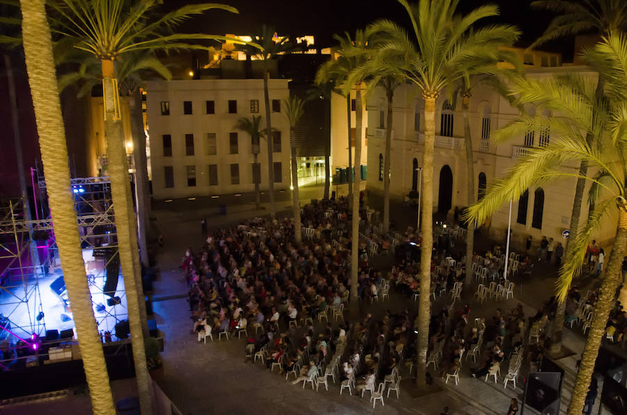 La Plaza de la Catedral se llenó anoche en el tercero de los grandes recitales del evento al que todavía le restan estrellas como Sara Baras o Miguel Poveda