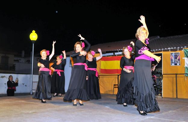 Los bailes por sevillanas animaron la noche del pasado viernes en la sede vecinal. :: enrique
